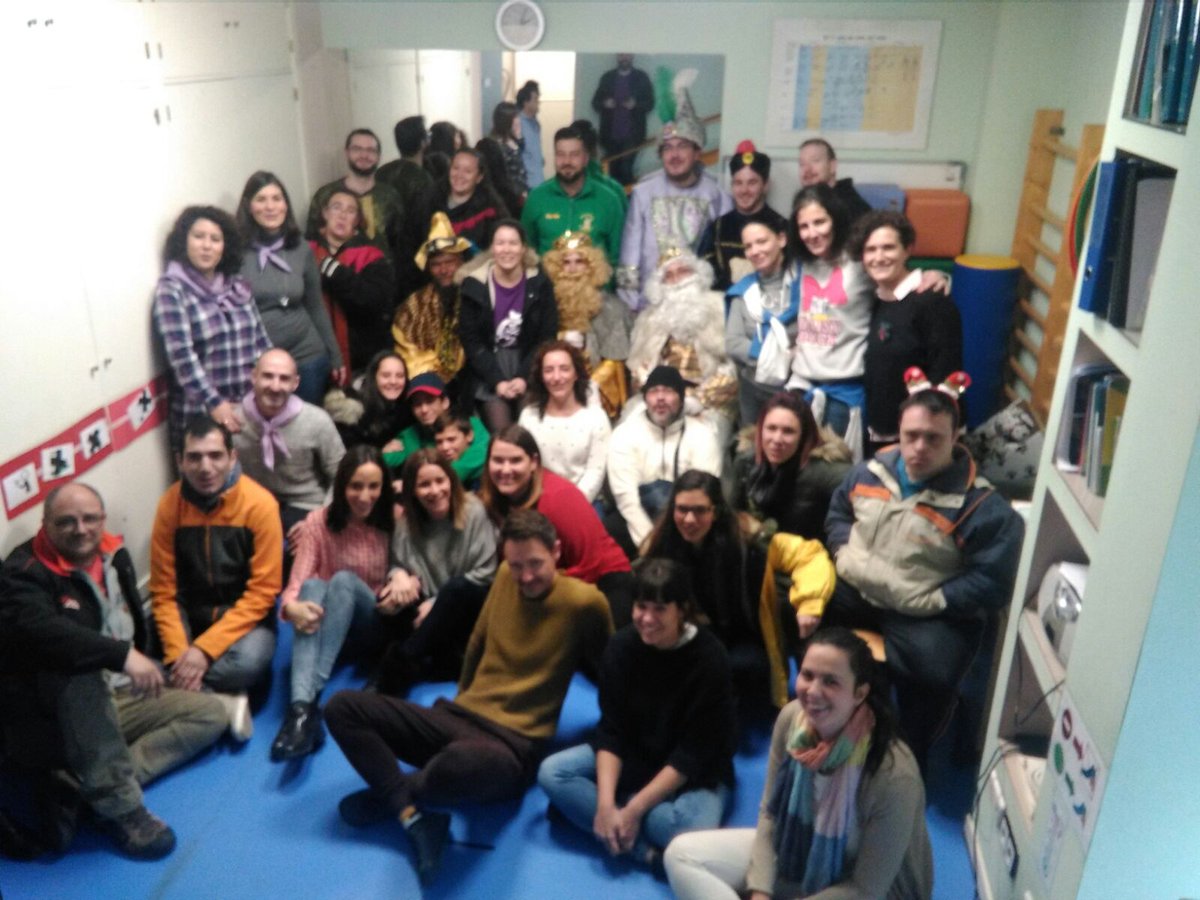 PennasAlcala's tweet photo. Hemos acabado nuestro itinerario en el Centro de Atención temprana de #APHISA! En unas horas nos vemos en la #cabalgataAlcalá #peñastodoelaño https://t.co/jCKTZKMYg4