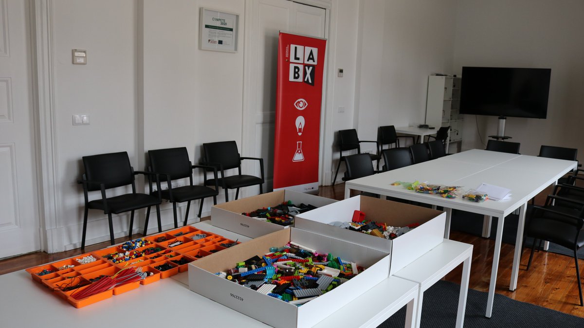 LabX_govpt's tweet photo. @pmalta_pt  @joaoraulfarinha tudo pronto para mais um workshop #SeriousPlay com @modernizacao_pt 😁 #Lego #SeriousPlay #LabX #InovGov https://t.co/ijmjUgn9aR