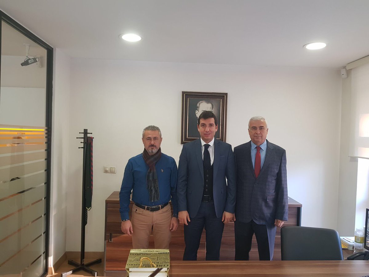 BK_Salihli's tweet photo. Salihli Bahçeşehir Koleji tanıtım çalışmalarımız çerçevesinde müdürümüz Nadir Dağlı ve kurucularımızdan Mehmet Çelik, Vakıfbank müdürü Metin Pınar'a eğitim çalışmalarımızı anlatmak amacıyla ziyarette bulundu. @bahcesehir_k12 @VakifBank https://t.co/gNzCTKw3zt