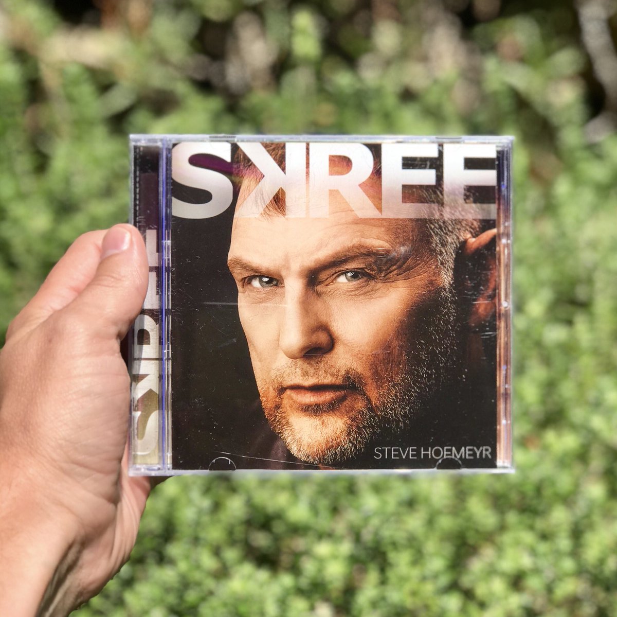 AfrIsGroot's tweet photo. Steve Hofmeyr skree dalk maar hy maak glad geen geraas nie! Sy platinum album #SKREE staan sterk as top verkoper. Hy is die nr. 8 verkoper nasionaal. Geluk Steve! https://t.co/fi8mmI1Scc