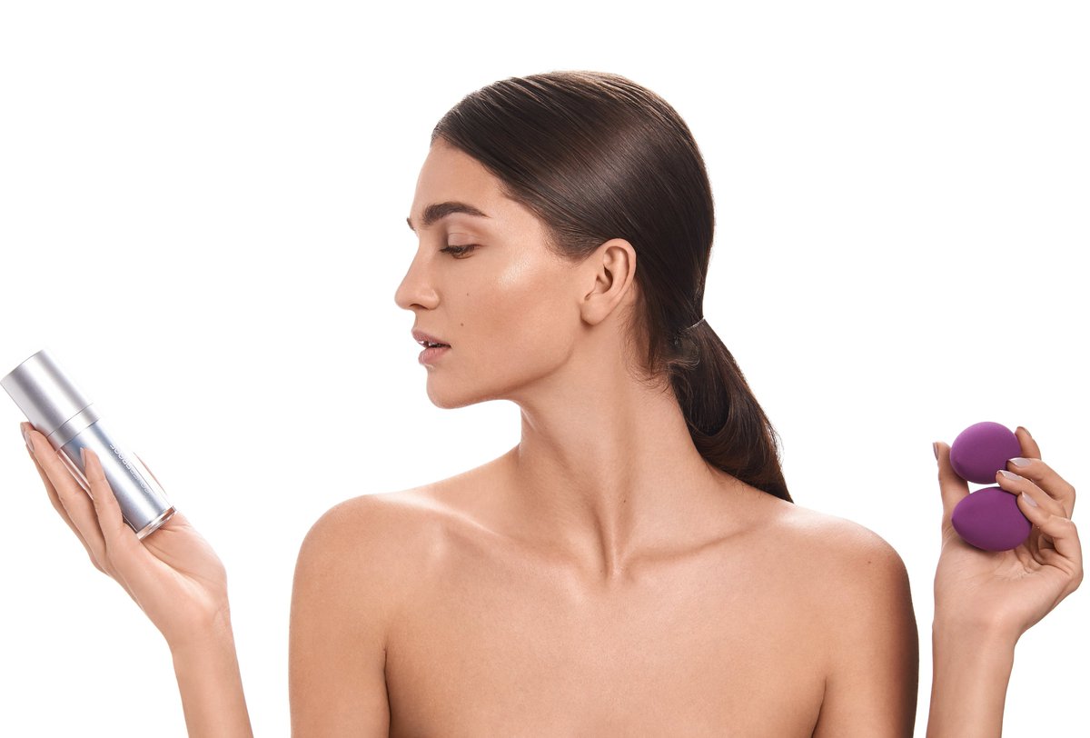 Wunder2_Germany's tweet photo. Auf frisch gepflegter #Haut sollte eine natürlich aussehende #Foundation drauf. #CoverProof sorgt genau für diese Ergänzung. #Wunder2 #Makeup https://t.co/CdoQoZXjsV
