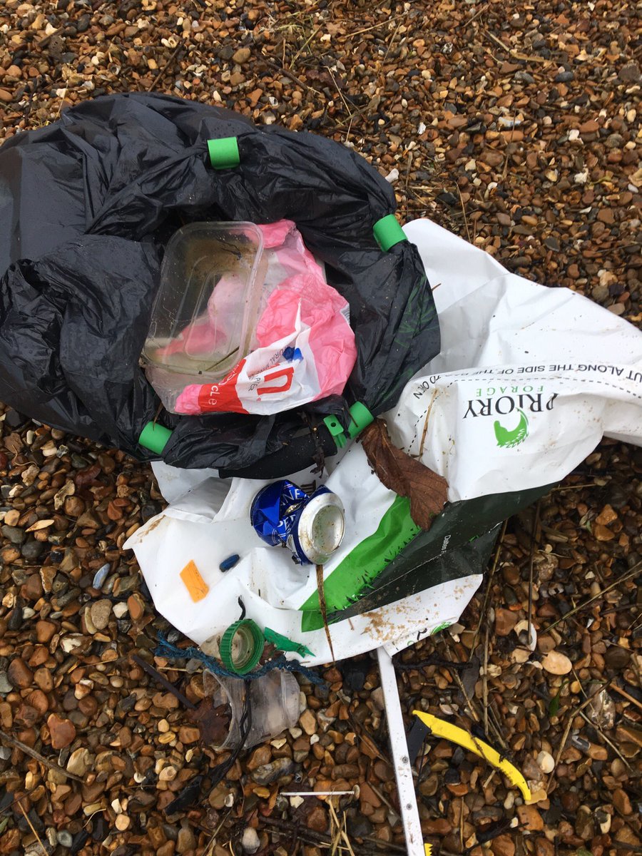 WildlifeGadgets's tweet photo. Great to be joined by my mate @ProctorAndy for this morning’s #2minutebeachclean. 4.38kg of plastic and other litter collected along with one or two interesting finds. Several balloons as usual. 😡

#rubbish #plastic #waste #plasticawareUK #Suffolk https://t.co/hKdwD6VN5Y