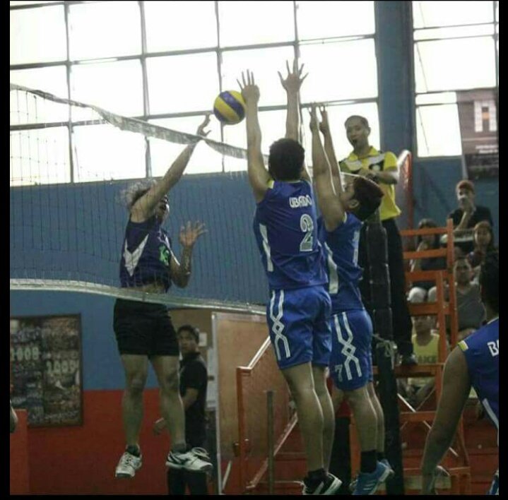 InnocentBot's tweet photo. Tangkad sagad

#GiantKiddo
#VolleyballIsMyOtherGame https://t.co/QgdJF7Icr7