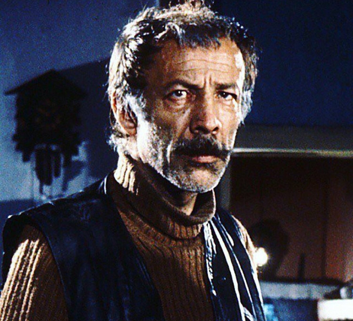 Yeşilçamın usta oyuncusu Münir Özkul’u kaybettik. Işıklar içinde uyu üstad.. #munirozkul