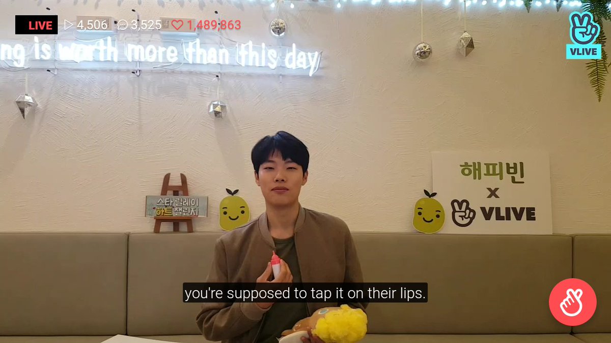 winseoner's tweet photo. The first thing i tune in junyeol's vlive he gives a tutorial how to feed a baby 👶😁😄 #RyuJunYeol https://t.co/QHx7pETKea