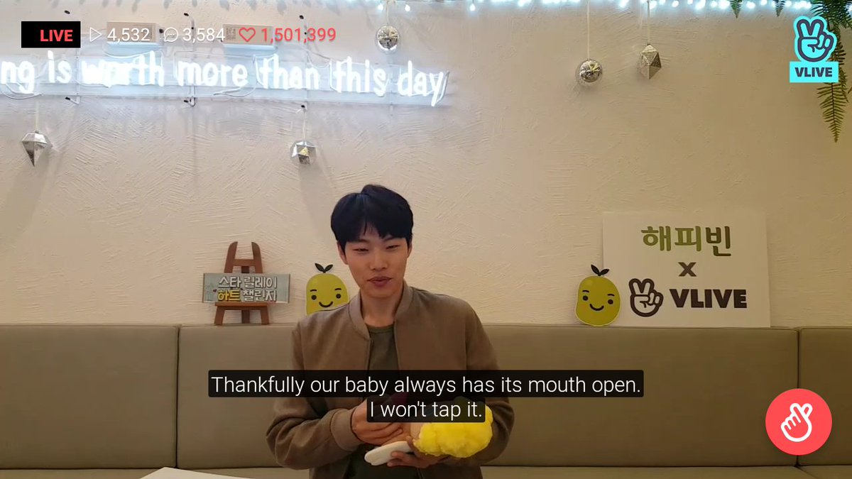 winseoner's tweet photo. The first thing i tune in junyeol's vlive he gives a tutorial how to feed a baby 👶😁😄 #RyuJunYeol https://t.co/QHx7pETKea