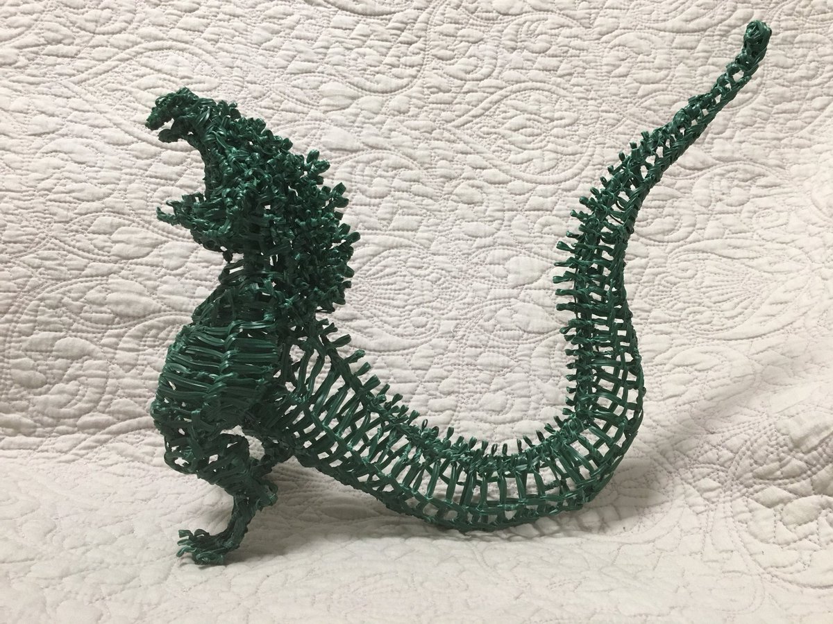 シンゴジラをビニール針金で制作。結構前からちまちま作り、やっと完成