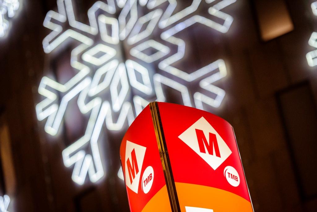 TMB_Barcelona's tweet photo. Aquest vespre, si vas a la Cavalcada #ReisBCN a rebre a ses Majestats, utilitza el #metrobcn, que reforçarà el servei, la neteja i la seguretat. A més, avui funciona fins a les 2 de la matinada #HolaReis https://t.co/t23cDXJzqk https://t.co/uZ7rArAYca