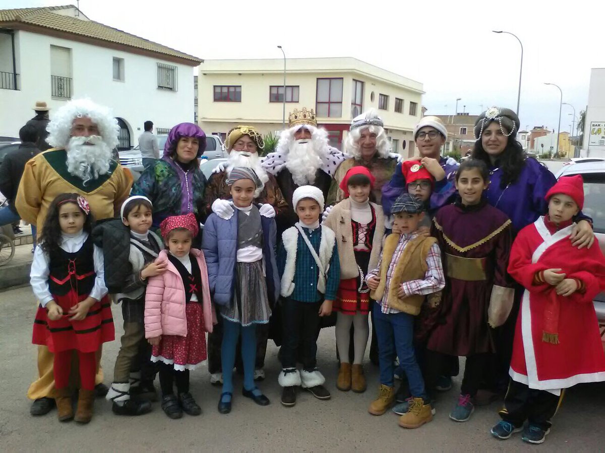 StoEntierro's tweet photo. Nuestra Archicofradía ayudó al Rey Melchor en la cabalgata de Reyes celebrada en el día de ayer en #campillos https://t.co/8KJVeph8rD
