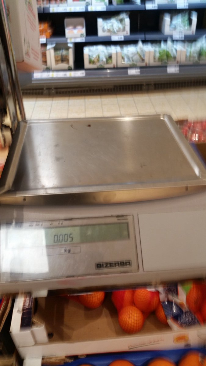 AnguzzaPeppe63's tweet photo. A parte le 2 centesimi lo sapevate riempiendo un sacchetto di ortofrutta quando viene a costare al kg prendendo frutta a €1/2/3/4/5 al kg pesato 5 grammi https://t.co/jpXm8Tn48V