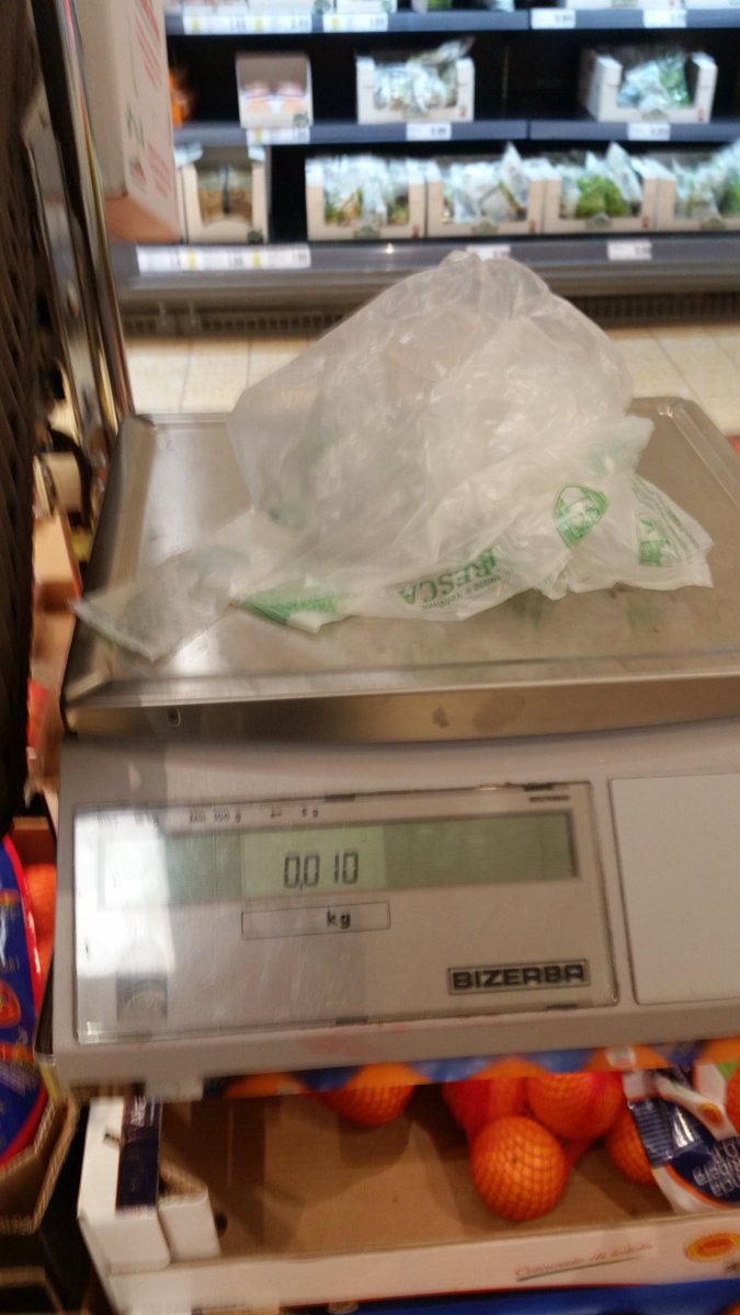 AnguzzaPeppe63's tweet photo. A parte le 2 centesimi lo sapevate riempiendo un sacchetto di ortofrutta quando viene a costare al kg prendendo frutta a €1/2/3/4/5 al kg pesato 5 grammi https://t.co/jpXm8Tn48V