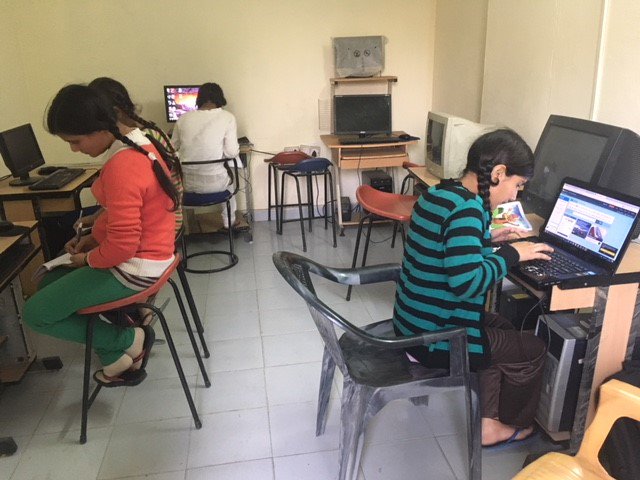 Day 10 #InternetEnablementprogram

Good to see #girls doing on their own :) #searchingcareeroptions #dreams #ambition #Balgran #Jammu