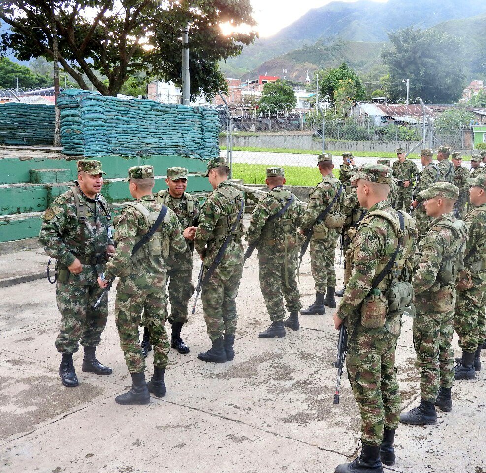 Ejercito_Div5's tweet photo. Un amplio recorrido por las calles de #Planadas, hablando con las autoridades y habitantes de este municipio realizaron el Cdte #ComandoZeus y Cdte #BATOT18, quienes ratificaron su compromiso de seguir velando por la seguridad y bienestar de los planadunos https://t.co/OcKBNd0JBS