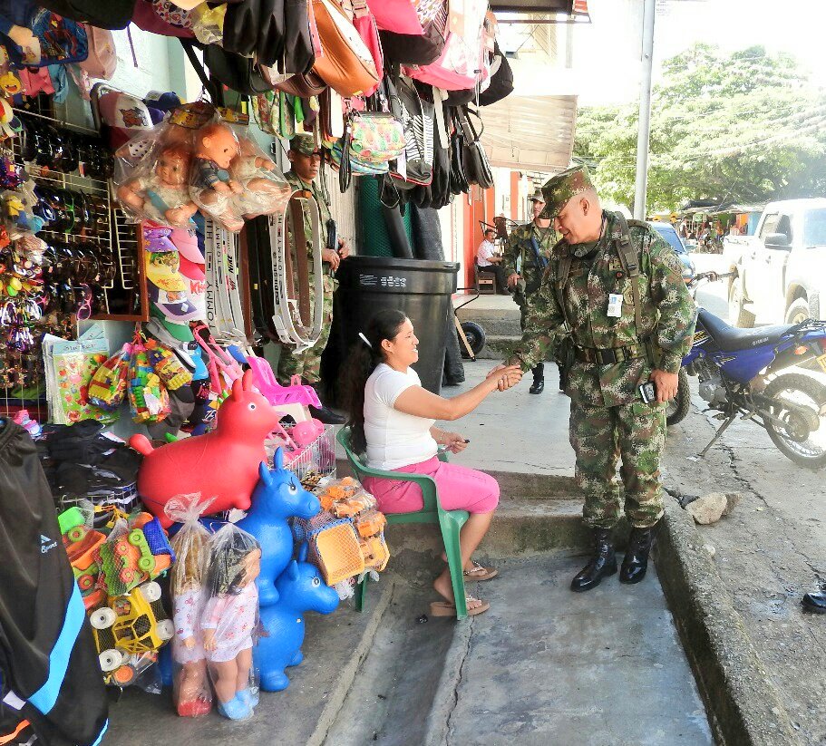 Ejercito_Div5's tweet photo. Un amplio recorrido por las calles de #Planadas, hablando con las autoridades y habitantes de este municipio realizaron el Cdte #ComandoZeus y Cdte #BATOT18, quienes ratificaron su compromiso de seguir velando por la seguridad y bienestar de los planadunos https://t.co/OcKBNd0JBS