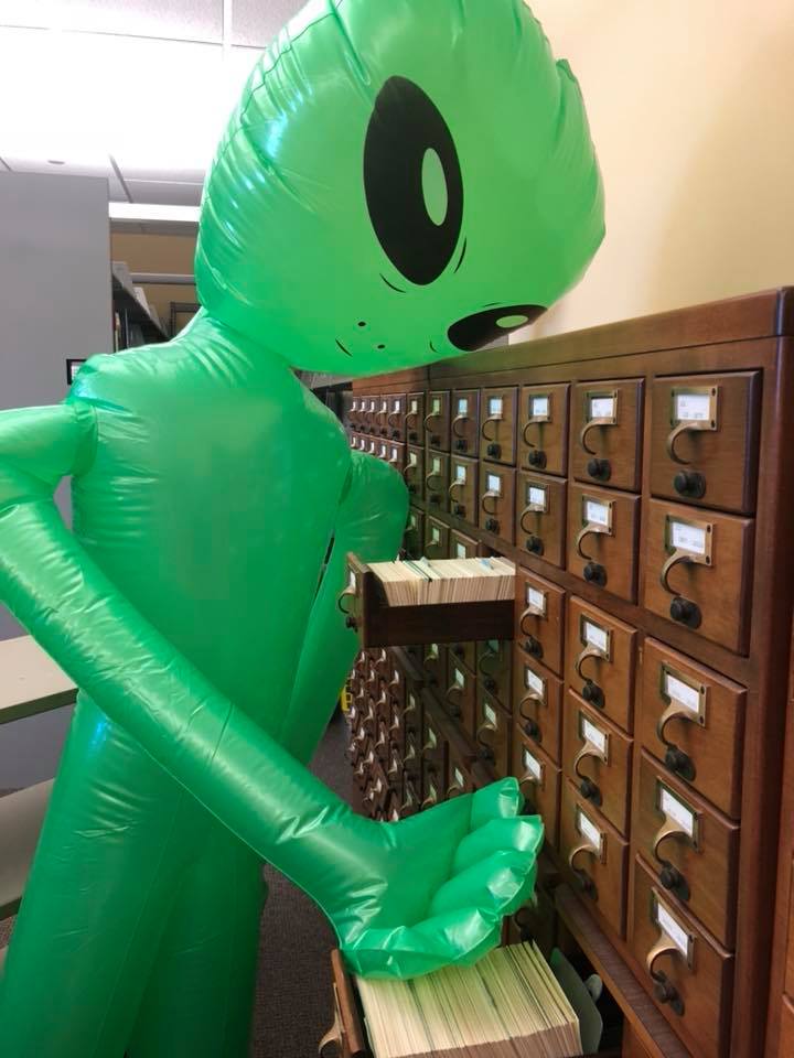 macphaidin_lib's tweet photo. Wow! #Libralien is looking up book titles #oldschoolstyle.
#cardcatalogue #notinuse https://t.co/j5IOMEtJNe
