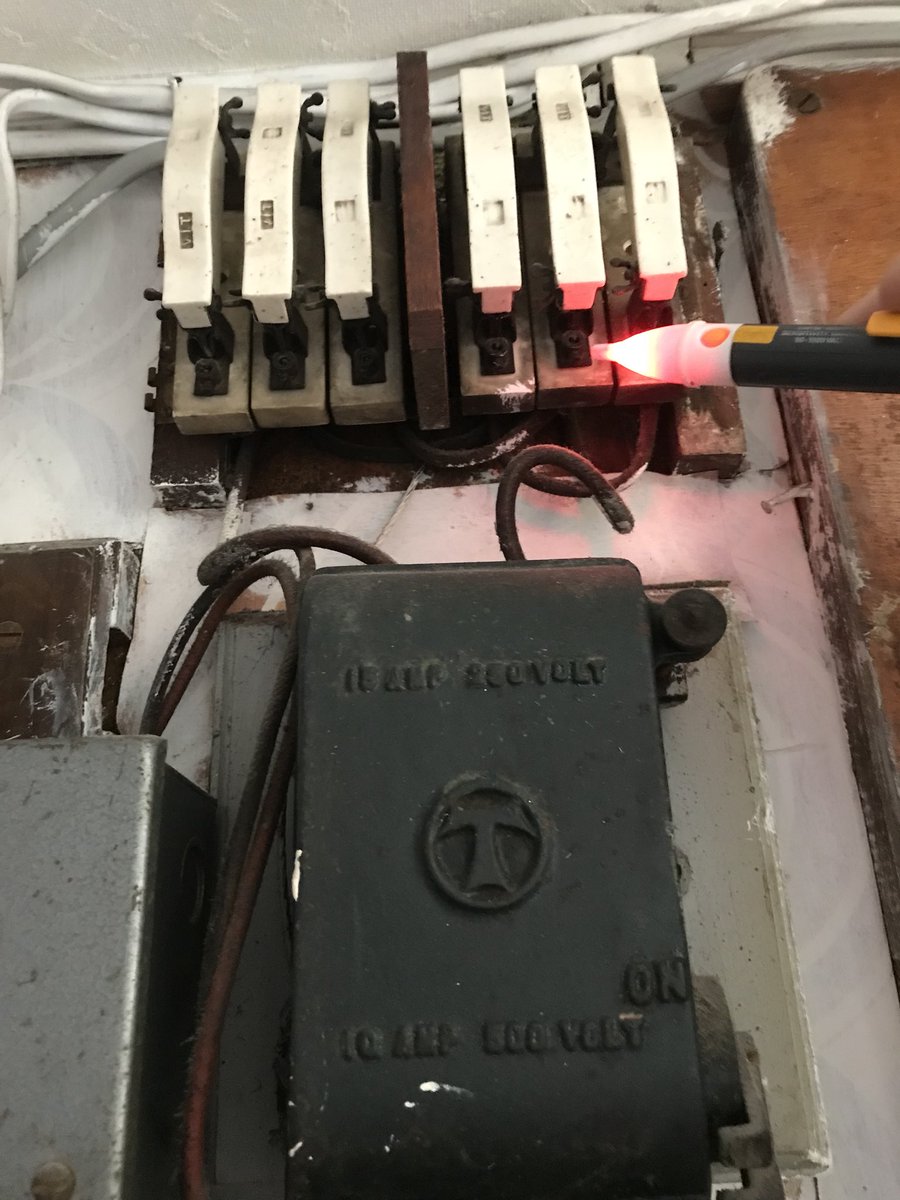 ALMElectrical's tweet photo. Havent seen a fuseboard this old in a wile 🤔👨🏼‍🔧 https://t.co/0OReuryJWO