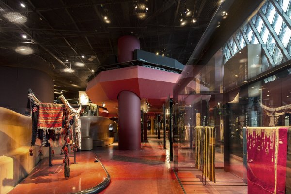 quaibranly's tweet photo. Dimanche, comme tous les premiers dimanches du mois, l'accès aux expositions temporaires et aux collections permanentes est #gratuit pour tou.te.s ! L'occasion de découvrir le Plateau des collections ou nos expositions en cours :
#LesForetsNatales
#GenerationRivet
#ExpoPerou https://t.co/mmOVxTtY88