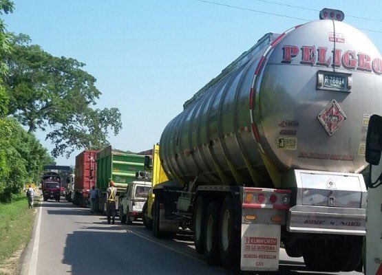 Abuso Inaceptable de concesionario del peaje de La Loma - Cesar 
Un solo operario anoche encargado de cobrar en los dos sentidos
Colas de más de 100 camiones
Espera de más de una hora para pagar peaje
De qué vale construir vías si sucede esto?
<a href="/ANI_Colombia/">Agencia Nacional de Infraestructura</a> #ConcesionariaYuma