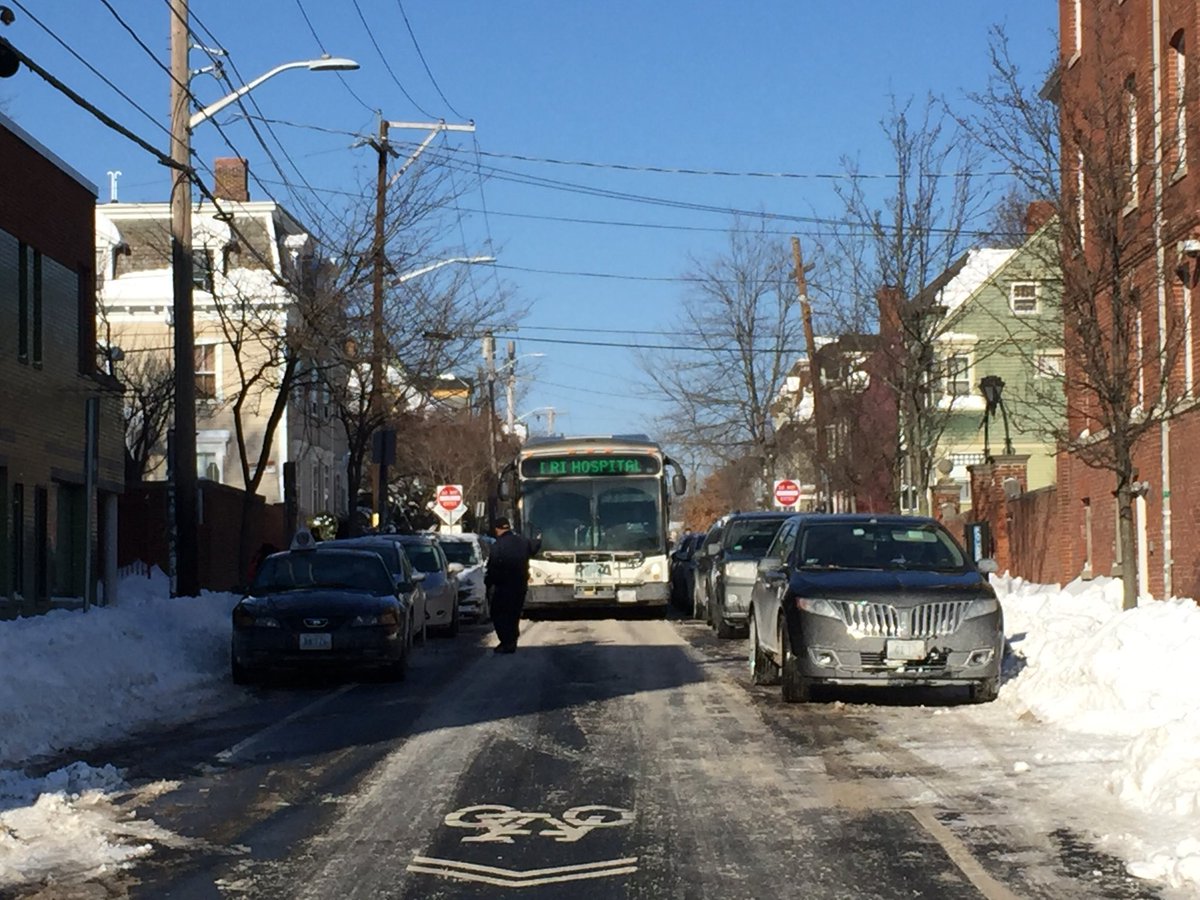 fridovichlee's tweet image. Hey @Jorge_Elorza, how are the buses supposed to get down @ThayerStreetPVD when the plows don’t clear to the curbs? #parkinghell