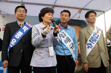 박종철이 악명 높은 남영동에서 물고문을 당하면서 죽음으로 보호했던 선배 박종운,

2000년에 한나라당에 입당해 정치인으로 변신한다. 시대를 고문했던 자들, 후배를 죽인 자들과 한통속으로 정치를 한 그가 과연 ‘1987’을 볼 수 있을까?