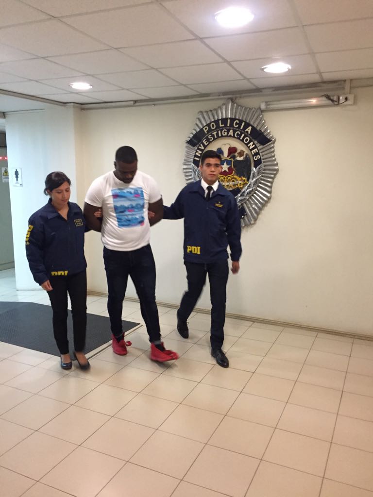 PDI_CHILE's tweet photo. Detectives del Departamento de Policía Internacional, detuvieron a un colombiano por microtráfico y, además, por mantener una expulsión judicial vigente. https://t.co/u3AcSSwhKP