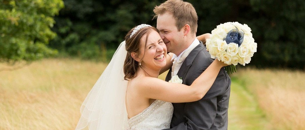 Weddingmagazine's tweet photo. These couples found a beautiful way to remember their loved ones on their #wedding day: https://t.co/gICv21iWbb https://t.co/ZkIOV2ML6K