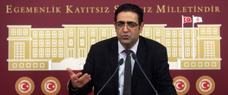 İdris Baluken’e verilen ceza,AKP’nin yargıyı ve yargının siyaseti nasıl vesayet altına aldığının açık kanıtı.
Yasama-kürsü dokunulmazlığı kapsamında sözlerinden dolayı dava açıldı.İlk celsede tahliye edildi.Savcının yasa dışı itirazıyla tutuklandı.Mahkeme heyeti değişti,ceza aldı