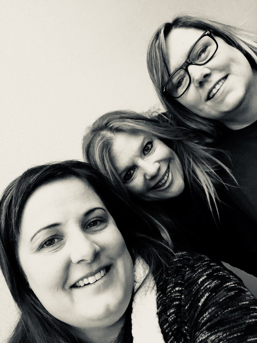 jensiegerlawson's tweet photo. #fcsvanguard #bleeded #vanhuskies #godawgs #goknights #hesjourney #babyitscoldoutside #hashtag #usies @hillside_media @HillsideES @HuskyHumanities https://t.co/JVlfoDm641
