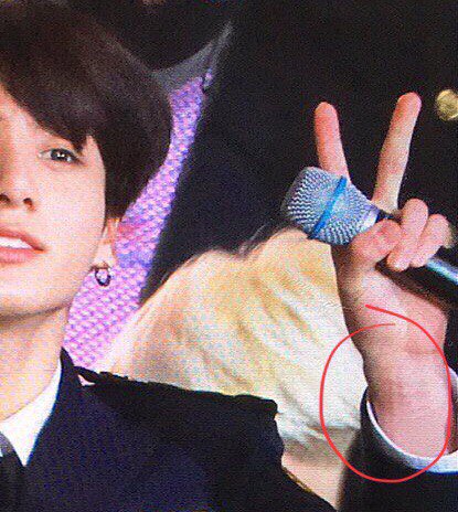 _kiki_kkk_'s tweet photo. #ArmyLoveUJungkook
ЧОНГУК БЛЯ ТЫ АХУЕЛ?! https://t.co/woUVtFlt0G