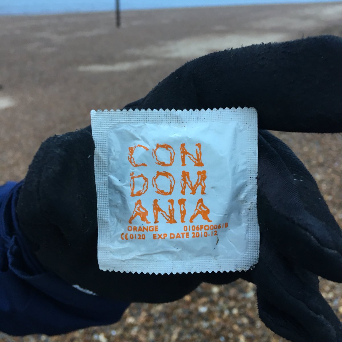 WildlifeGadgets's tweet photo. I explained to @ProctorAndy on his first #2minutebeachclean that safety is very important and you should always take adequate precautions. The first thing he found and picked up seemed rather appropriate!

#litter #plastic #waste #plasticawareUK https://t.co/gK6QTSJgWT