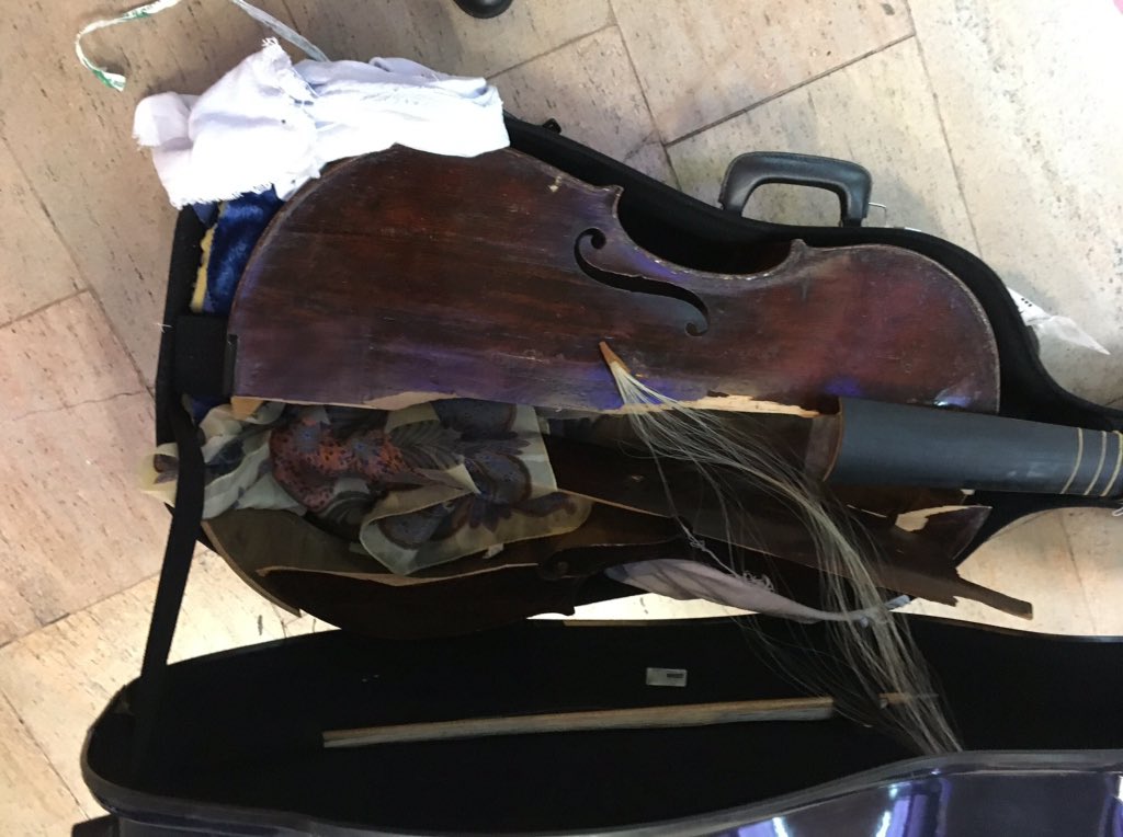 bongosaloon's tweet image. @Alitalia - so this is how you treat musicians? This precious 17th C Viola da Gamba belongs to Myrna Herzog, a internationally respected expert in early music! This is how the instrument arrived in the luggage hall &amp;amp; yet @Alitalia have refused to take responsibility!