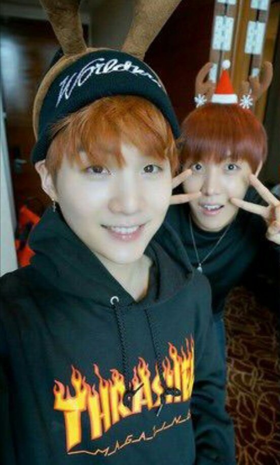 they used to post double selca.. WHEN WILL THEY BLESS US WITH THESE AGAIN?? hello @/shippinggods #SOPE  #솝  #yoonseok  #홉슈  #SUGA  #JHOPE