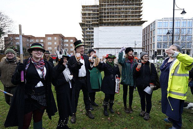 <a href="/tatterjacks/">Brixton Tatterjacks</a> Morris dancers on the Brixton Orchard performing their Yuletide Wassail. Credit: <a href="/brixtonbuzz/">Brixton Buzz</a>.

brixtonbuzz.com/2017/12/clatte…