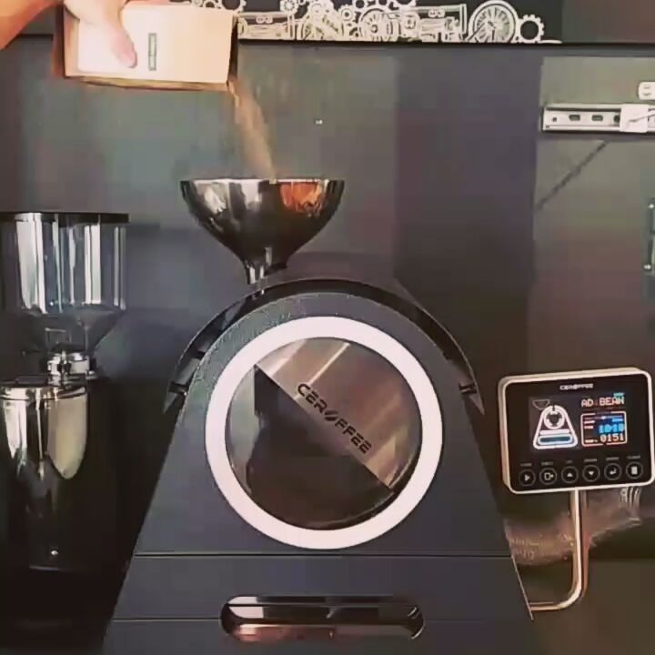 LabCoffeeWorks's tweet photo. One micro-batch of freshly roasted beans coming up!
We sell small bags of speciality raw green coffee beans, which we can roast up for you on our Ceroffee micro roaster.
#Labcoffeeworks #caffekix #ceroffee #freshroastedcoffee #sanremoopera #coffee #uxbridge #thecharterbuilding https://t.co/vWZTTr5I2V