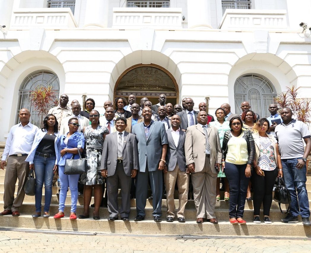 Today, the minister for Devolution, Public Service and Administration Larry Wambua held a meeting with the Justice and Legal Affairs Committee of County Assembly and the senior management staff of Security, Compliance and Disaster Management Sector. ➡:instagram.com/p/BdkoP7yH0dD/