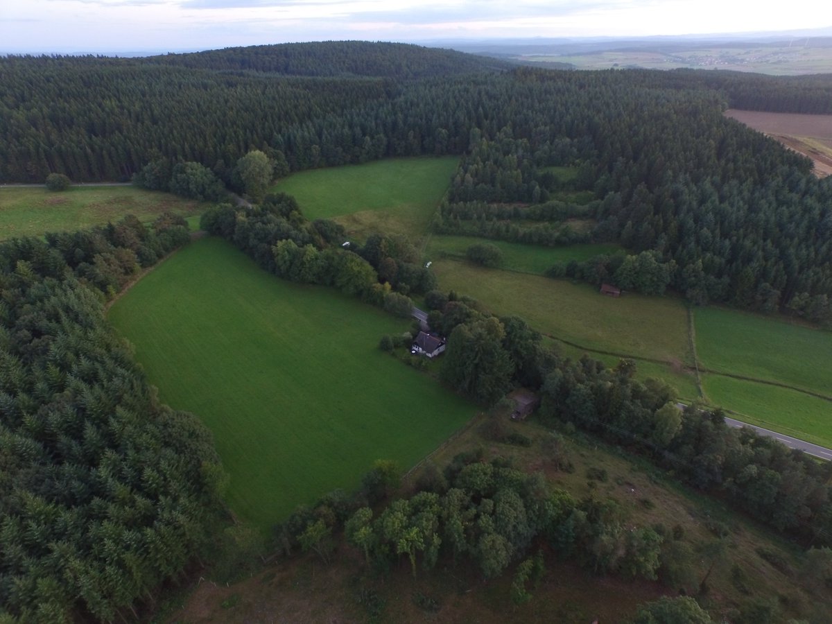 Sauerlandhuis's tweet photo. Dit prachtig gelegen jachthuis ligt nabij  Frankenau, enkele kilometers verwijderd van het nationaal park  Kellerwald en de Edersee. € 129.000,-
Bekijk het complete Exposé hier: https://t.co/SWApk4FNes https://t.co/q9NIzySDae