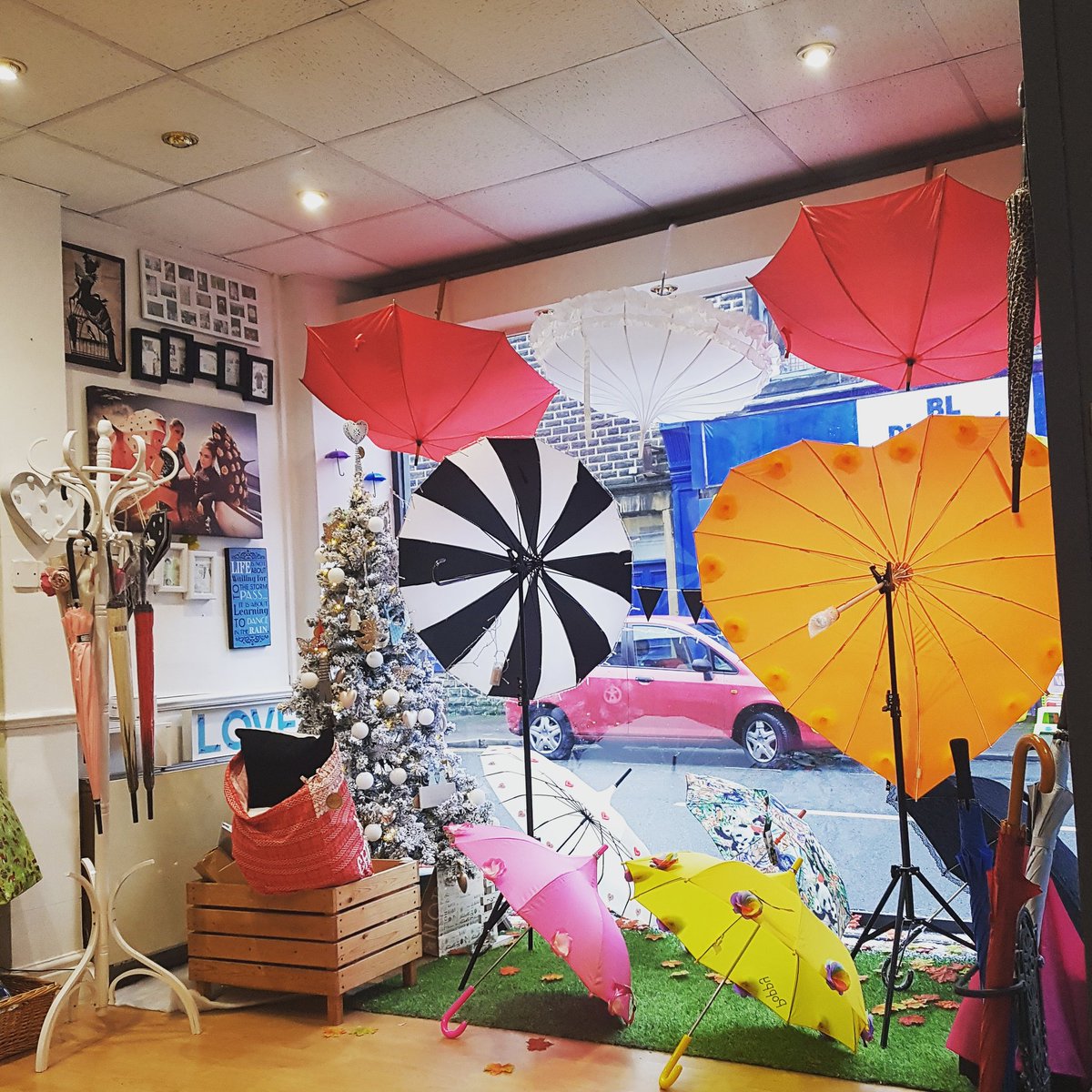 We are closing our bricks and mortar shop as of today - 5th Jan 2018. We will go back to what we do best - our beautiful brollies, online, and shipped worldwide. 
The little shop was a great little adventure, but we know this is the right decision for us ❤❤❤