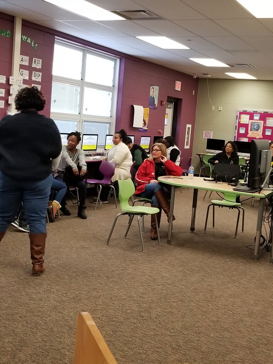 hillvic14's tweet photo. Roll Hill staff is learning to code today!  @IamCPS  #iLife #RollHillStaffPD https://t.co/swYV2cQGP0