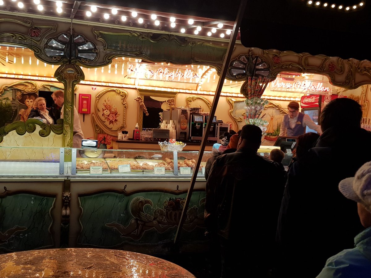 WilWithoos's tweet image. Toch jammer dat ze niet ff helpen...#langerij #druk #ouwehoeren #hijmoettalleendoen @Efteling