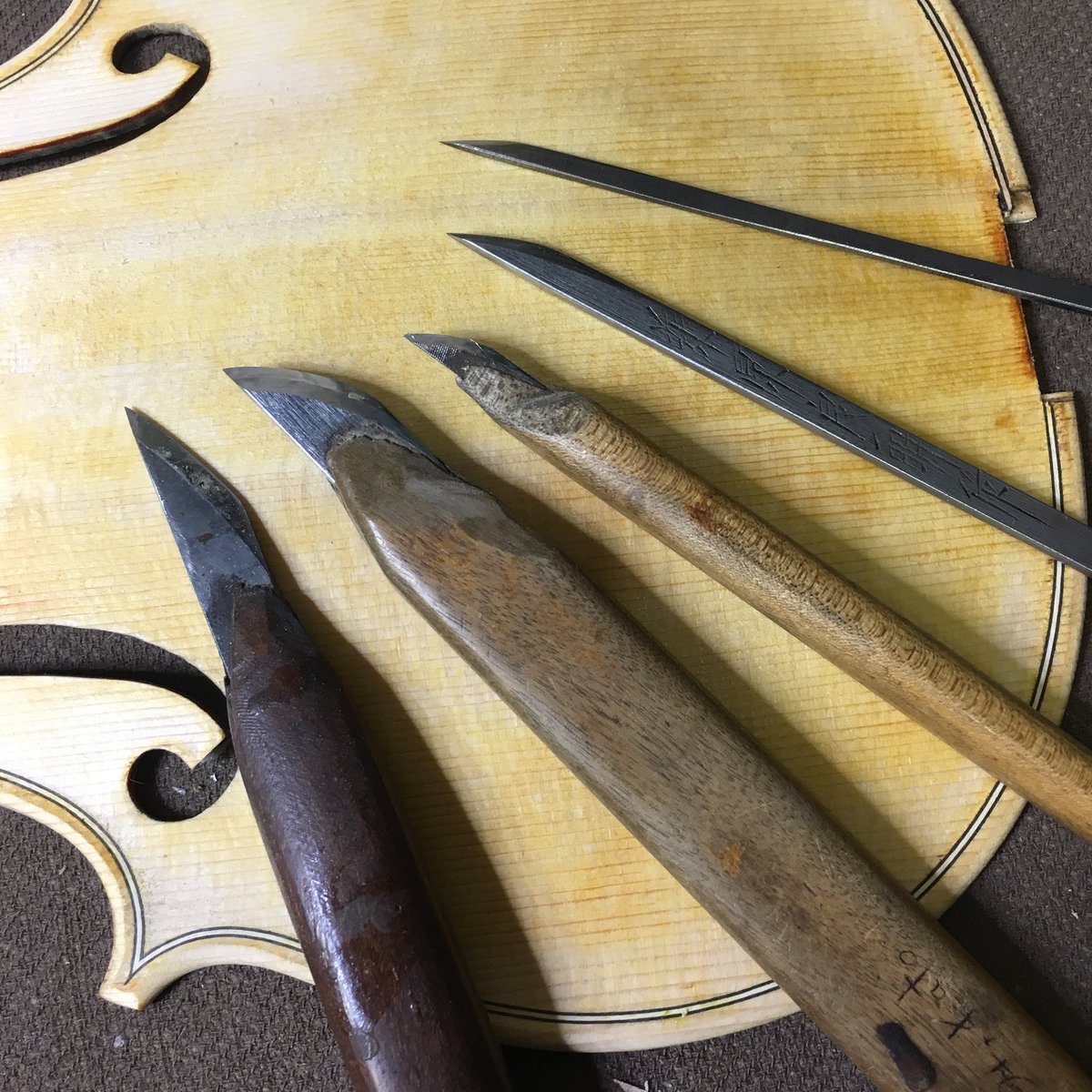 UnisonViolin's tweet photo. Traditional violin maker's knife and Japanese Katana knife
#violin #violinmaker #unison #東京西多摩 #handmadeviolin #madeinJapan #HirokazuKato #加戸宏和 #バイオリン #バイオリン製作 #バイオリン製作者 #手作りバイオリン #stringinstrument #luthier #Tokyo #Japan #弦楽器 https://t.co/AdgKo9fQb1