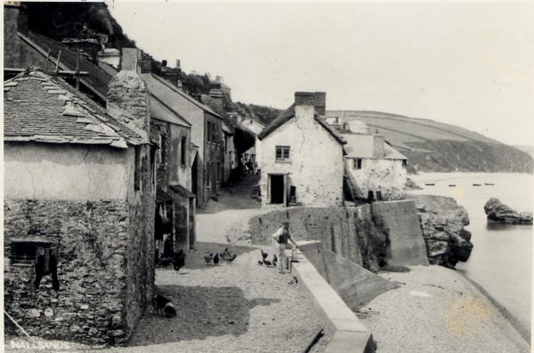 wcookworthy's tweet photo. for #NationalBirdDay here are photographs from our collections featuring local villages. can you spot the 'free range' chickens. Photos here show #Beesands, #Hallsands and either #Ringmore or #Bigbury (PS7536, P0735 & P1386u) https://t.co/dAYOX3r9aN