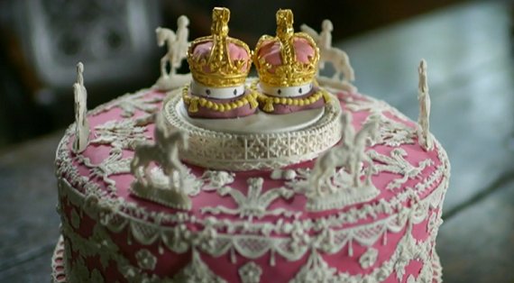 fairfax_house's tweet photo. Not to be confused with our modern day Christmas Cake, the Twelfth Cake was rich, crumbly and packed with lot of dried fruits and spices then decorated sumptuously with icing and topped with two crowns for the King &amp; Queen of Misrule. 

#TwelfthNight #york #Fairfax https://t.co/hpn6LauE5O