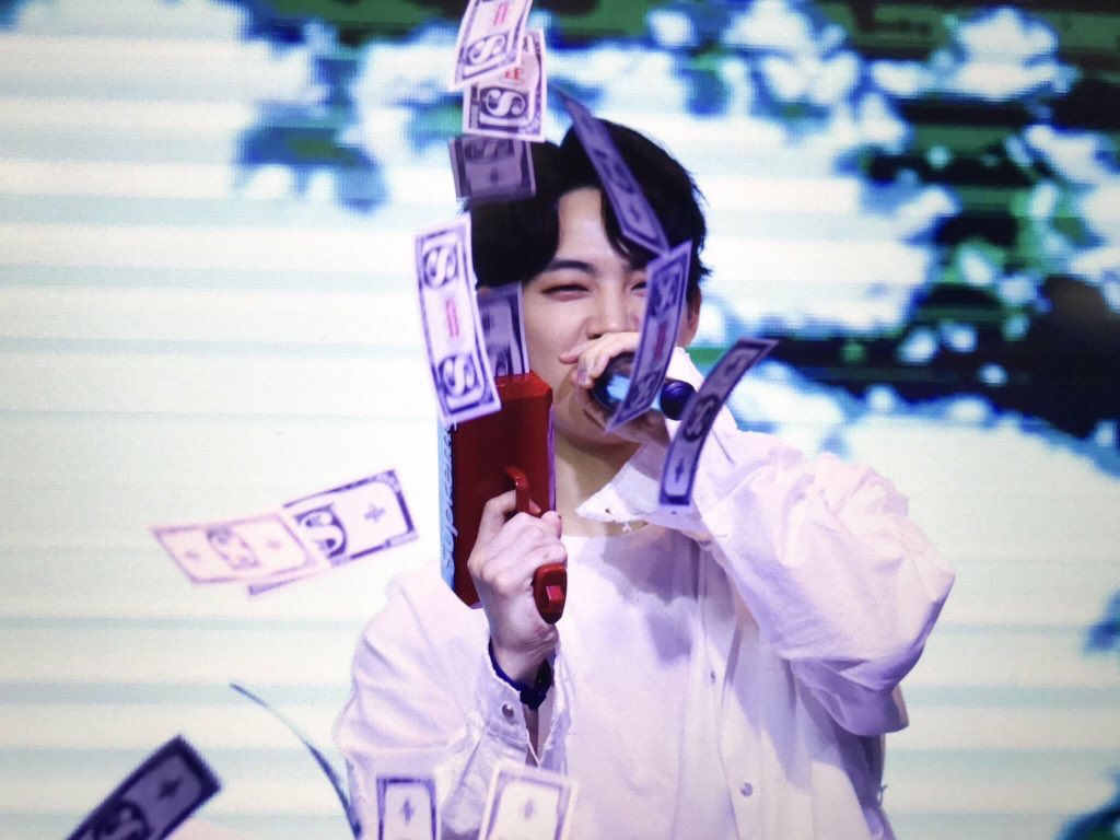 imjaebumwetrust's tweet photo. I love the fact he always try to look cool, but give us the best memes #ChicAndSexyJBDay 
😂 https://t.co/F7JpFZc7GR