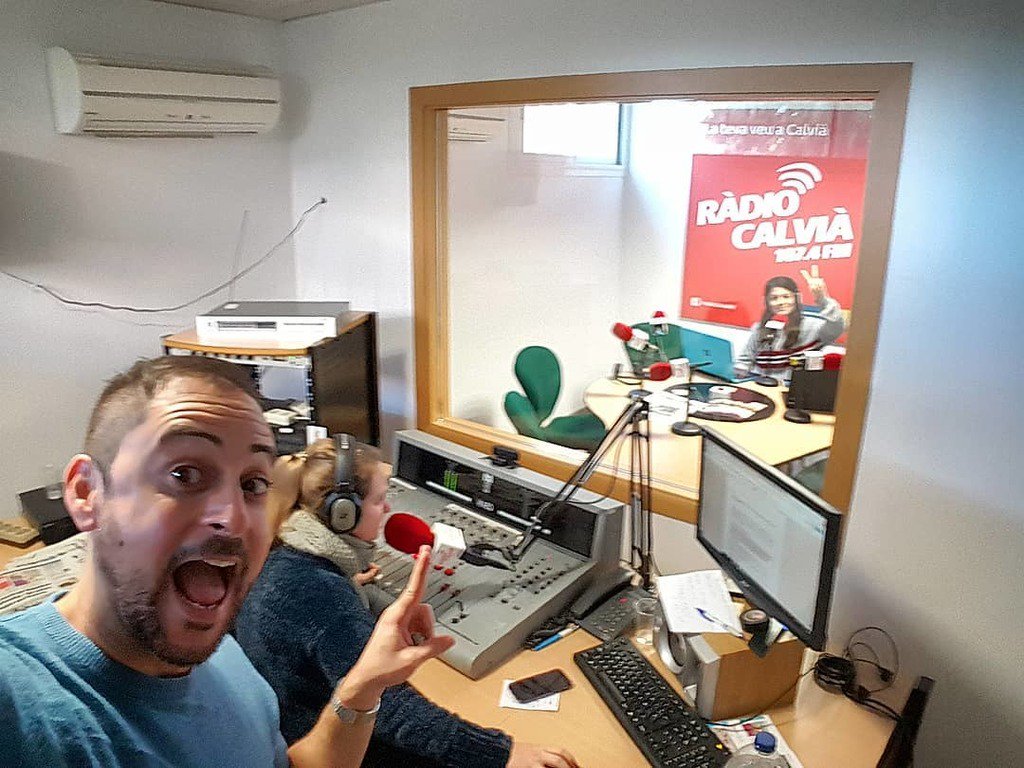 PuigDani's tweet photo. En #radiocalvia siempre estamos a tope y conectados a la actualidad. Con las mejores compis Ana y Marta. #radio #work #journalist #music #supercompis #calvia https://t.co/MklbBCUmUg https://t.co/4pOZj6DCny