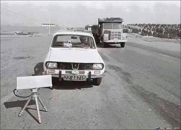 Mustafa48164151's tweet photo. Aynaları olmayan #Renault 12 polis radar aracı.!
Kim bilir belkide bu yüzden #aynasız demişler 😉😉 https://t.co/EzvcpTlKDe