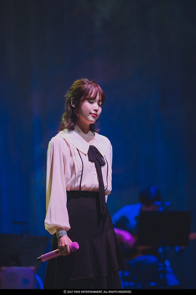 iu_unusefulinfo's tweet photo. “제가 이 시기에 발매를 하지 않는 것과 제가 이 곡을 작업했단 사실 자체를 숨기는 것은 아주 다른 이야기라고 생각을 해요. 그래서 말씀을 드리는 거고요. 음악은 잠시도 감춰질 필요가 없다고 생각합니다.”

9주년 아홉갈피 팬미팅에서 <잊어야 한다는 마음으로>를 부르기 전 아이유가 한 말이다. https://t.co/EadZBcTDzD