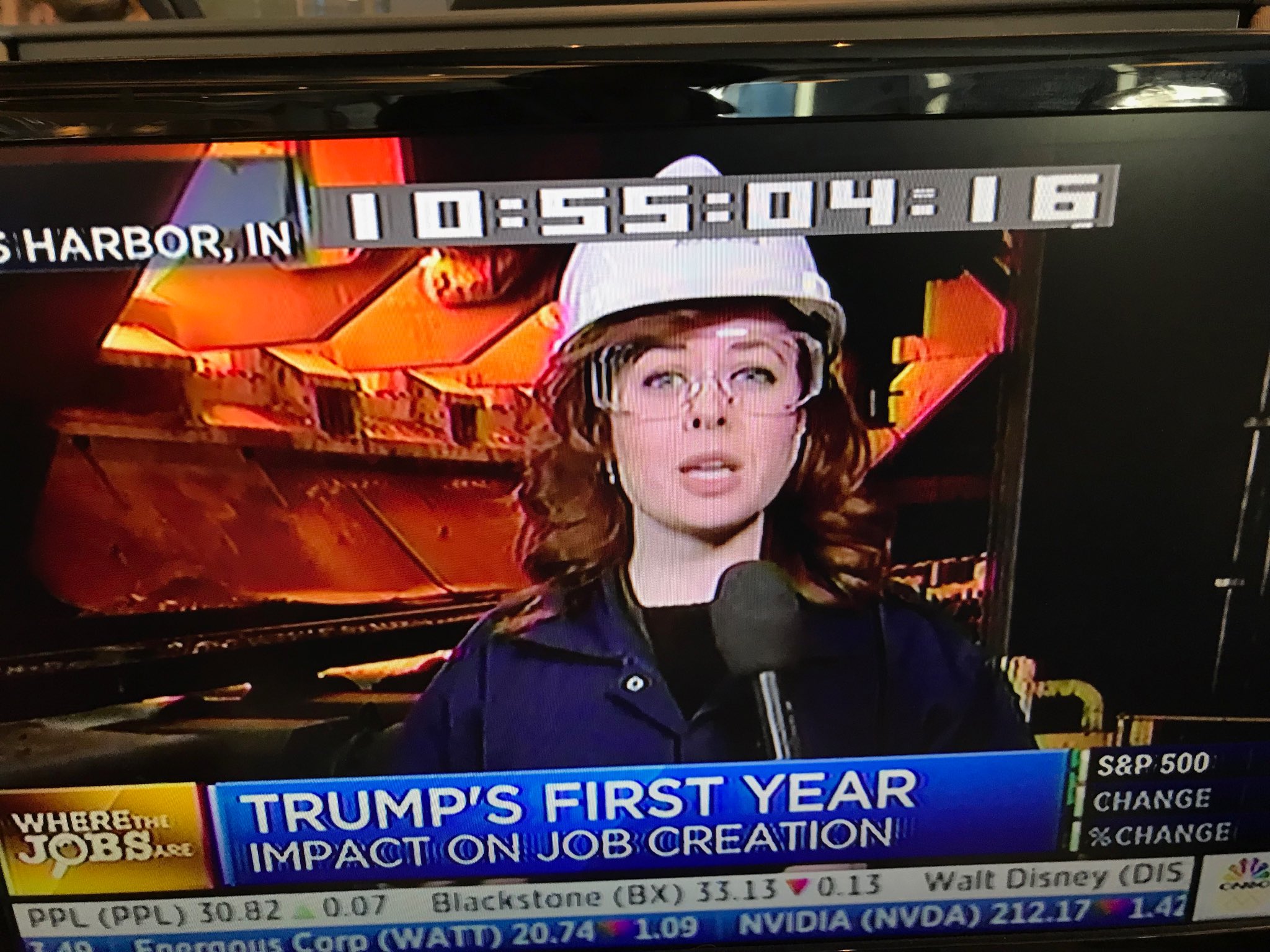 meg-tirrell-on-twitter-no-one-rocks-a-hard-hat-and-protective-goggles