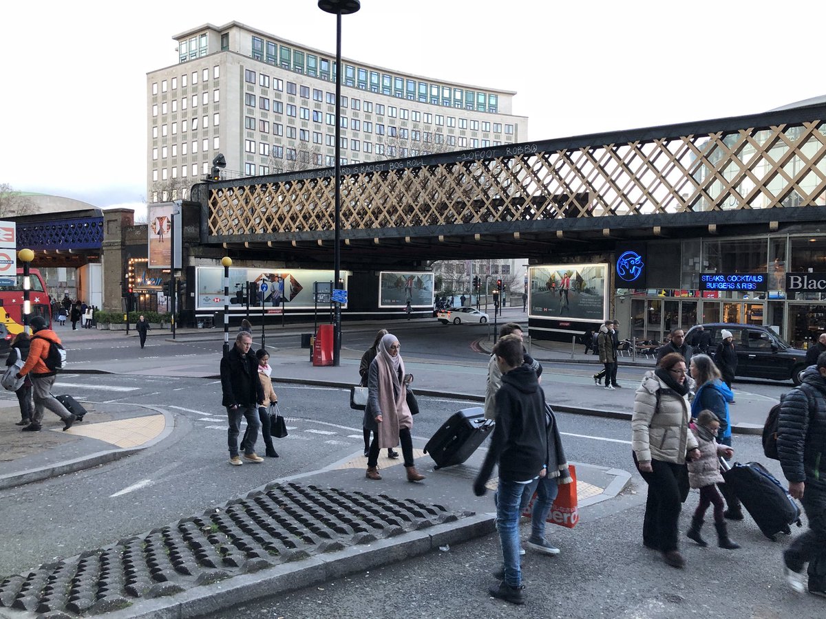 siteaudits's tweet photo. Maybe one of the best #OOHinstallations @primesight #WaterlooDomination for @HSBC creates brilliant #OOHimpact and #OOHpresence #LookingOOHgood https://t.co/uhDhzujCfA