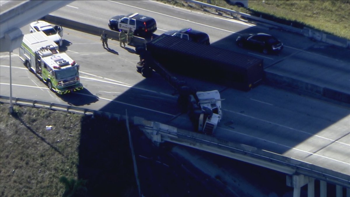 #BREAKING Eastbound lanes of Palmetto Expressway shut down after tractor-trailer overturns bit.ly/2F1Wteo?utm_so… https://t.co/DqYyd8qGv5