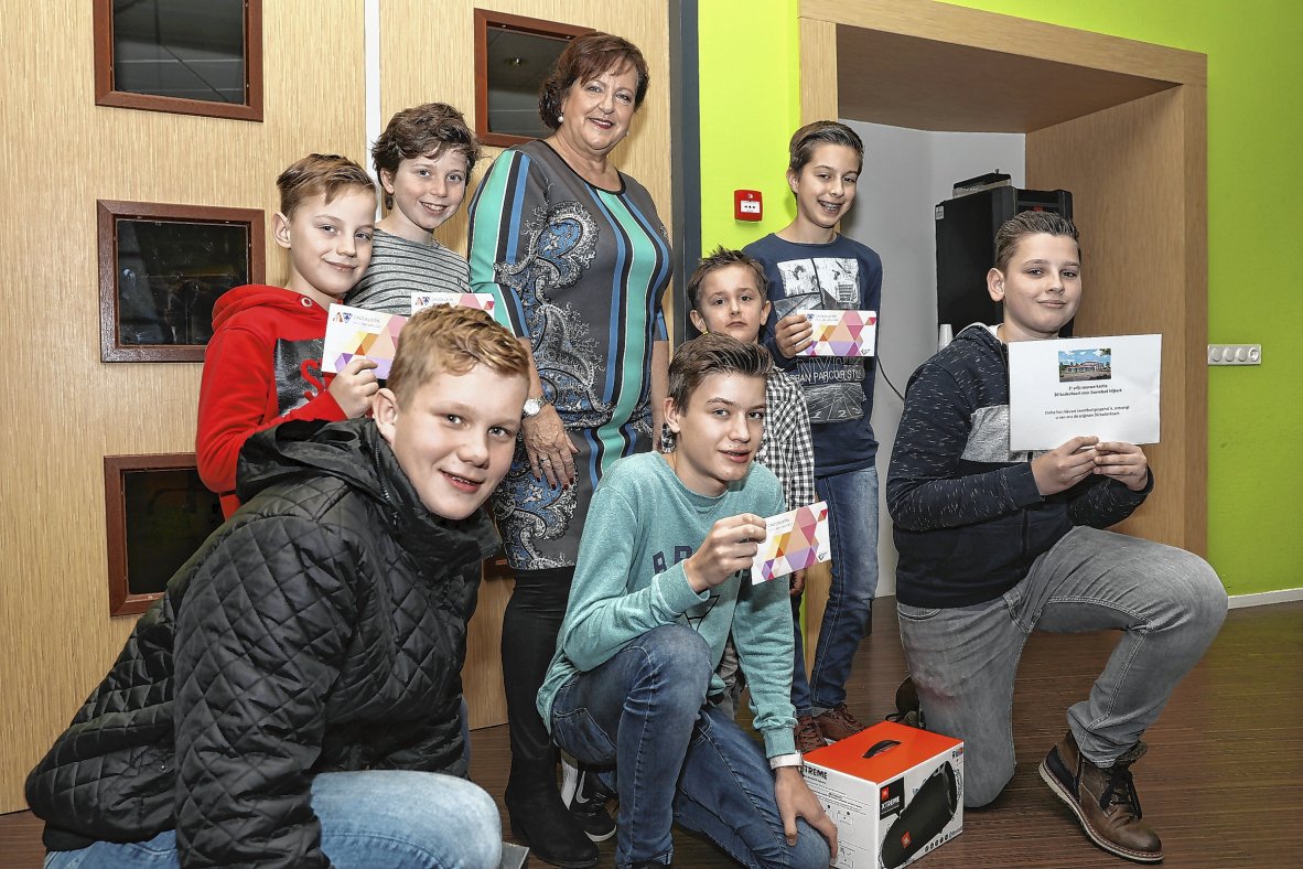 Wethouder van Loozen trots op opruimers vuurwerkafval NIJKERK Wethouder Patricia van Loozen maakte vrijdagmiddag 5 januari de prijswinnaars van de vuurwerk opruimactie bekend. Onder andere een Bluetooth-box, zwembad badenkaart, een... twib.in/l/GEqj8qMqobo7